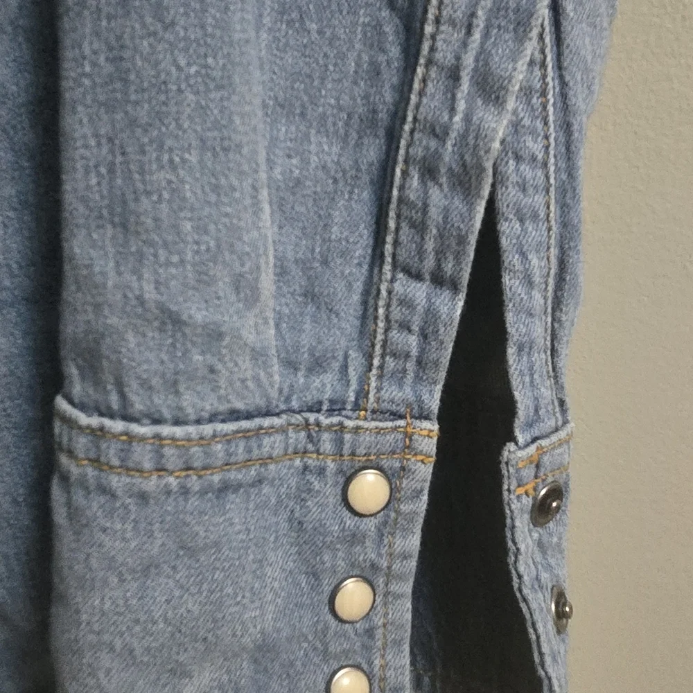 Imogene and Willie Leah Pearl Snap Denim Shirt- Medium - Picture 7 of 9